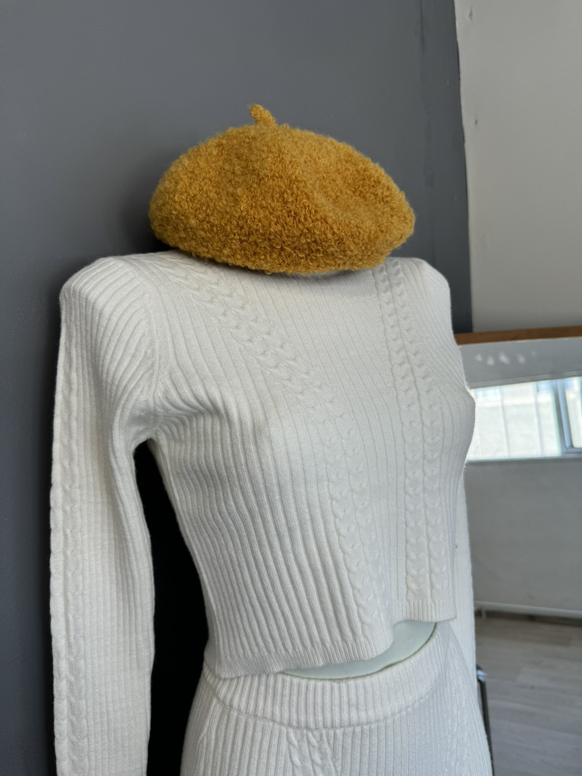 Woman's Hat - Image 4