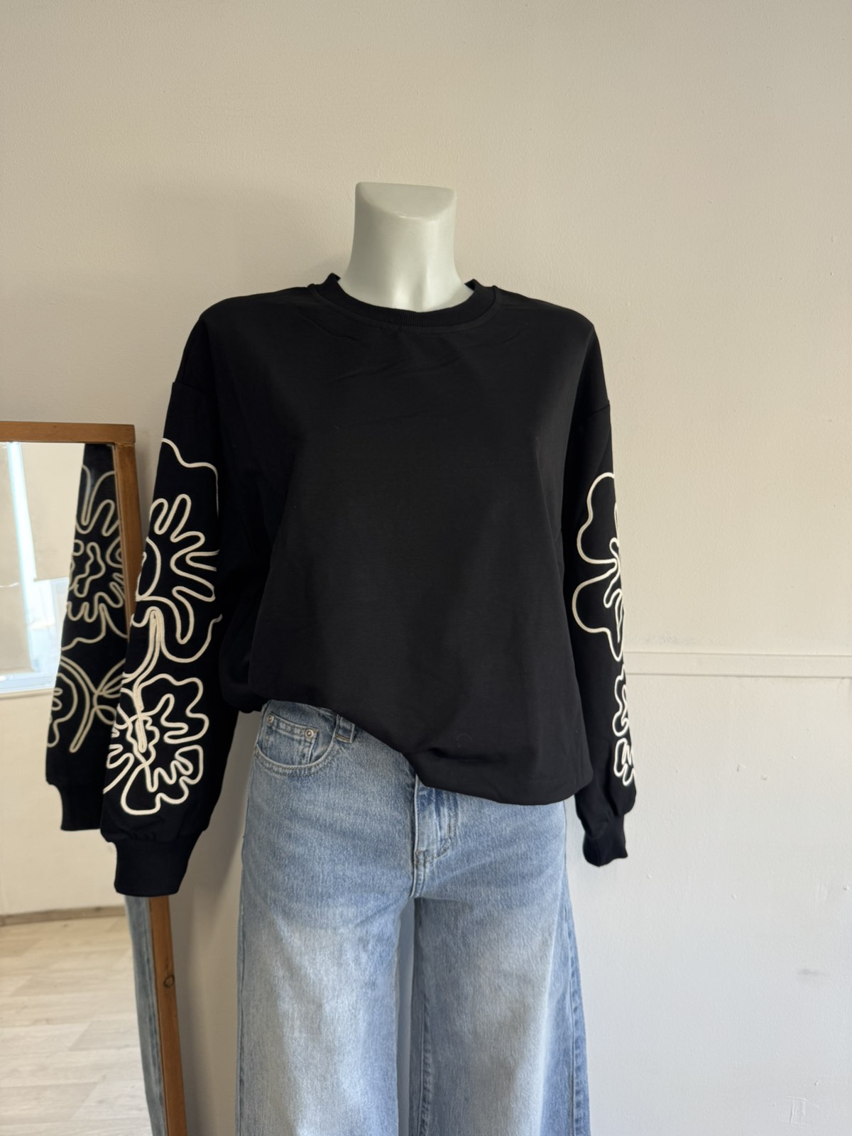 Sweater With Flowers - Image 7