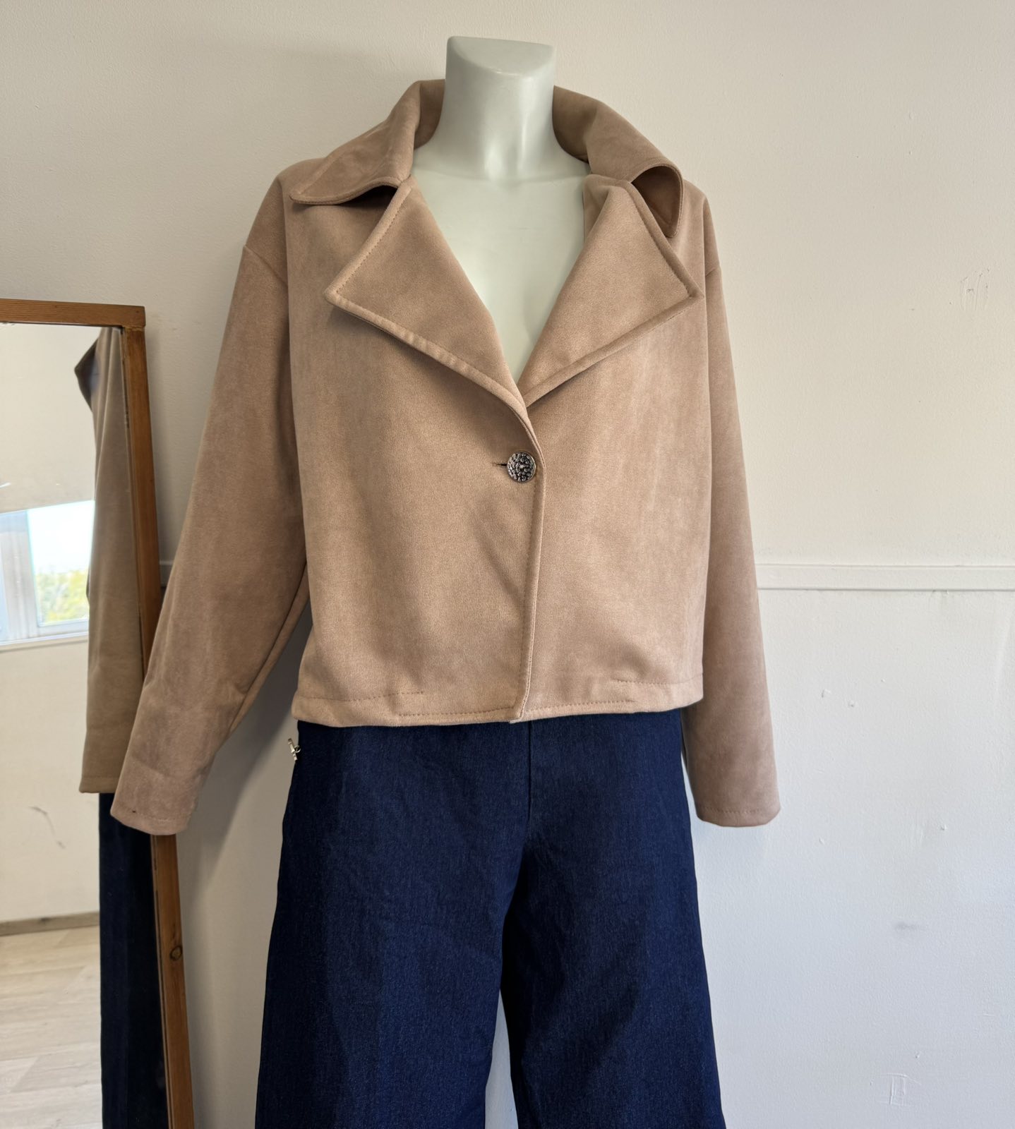 Woman's Jacket - Image 7