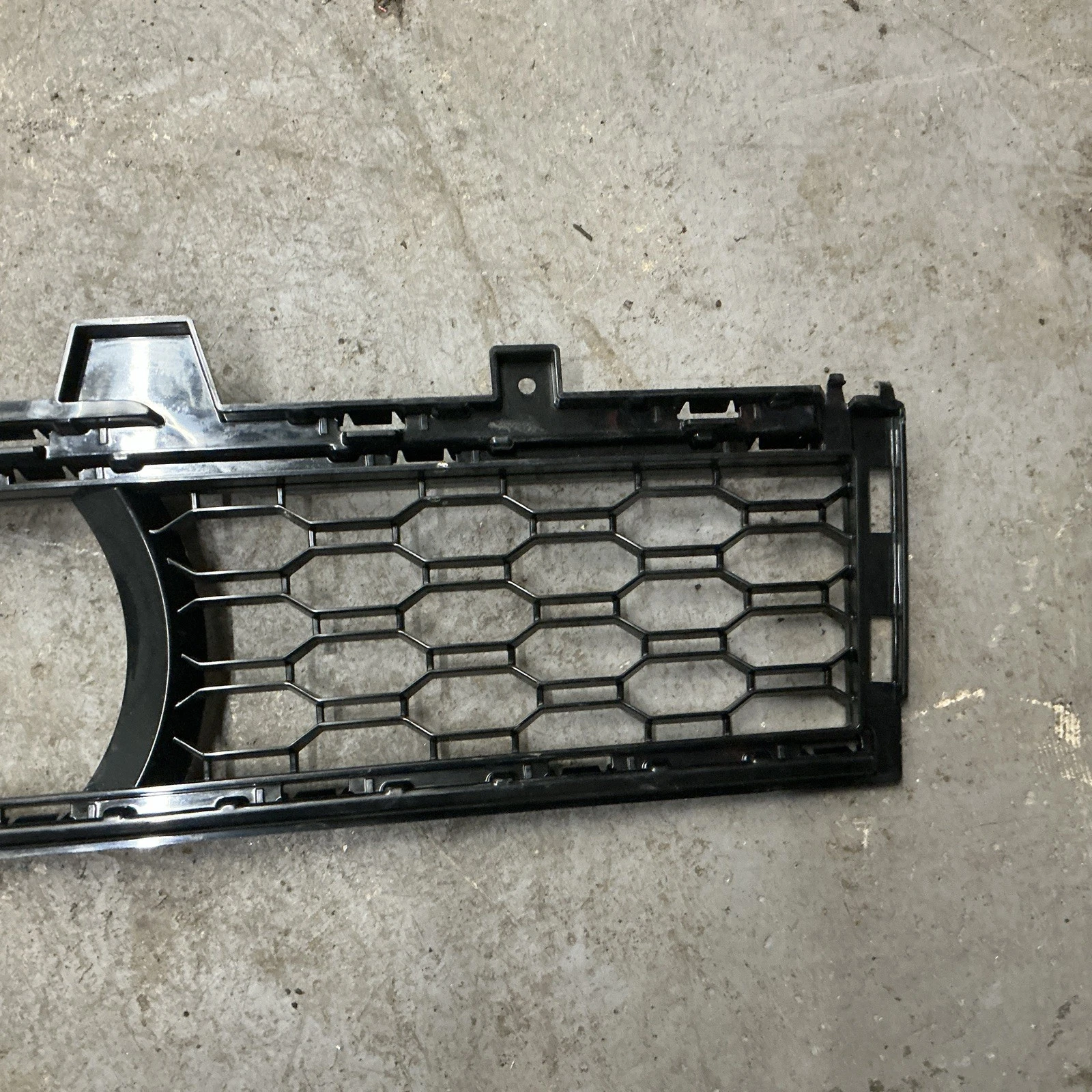 BMW X5 SERIES G05 M NEW GENUINE FRONT BUMPER LOWER CENTER GRILL 51118069211 - Image 2