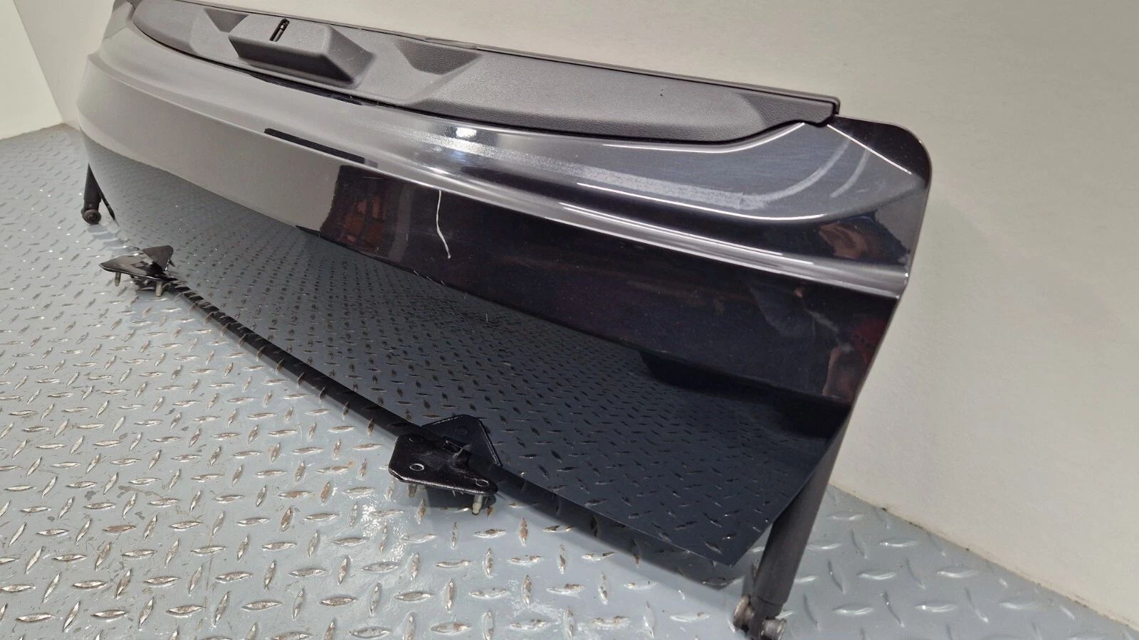 GENUINE BMW X5 G05 LOWER TRUNK BOOT LID TRIM PANEL BLACK (475) 7479063 7931937 - Image 4